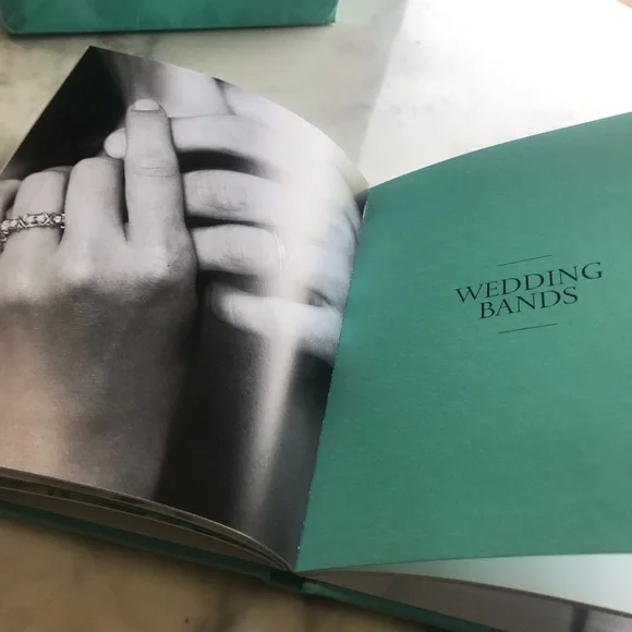 “THIS IS A TIFFANY RING” book Tiffany & Co. A beautiful 80 page hardcover book. - Picture 6 of 10